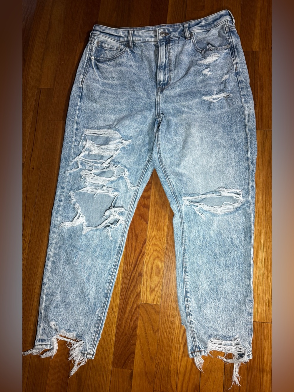 American Eagle Outfitters Light Wash Distressed Relaxed Jeans